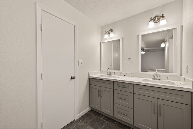 Building Photo - 13431 Clarewood Dr