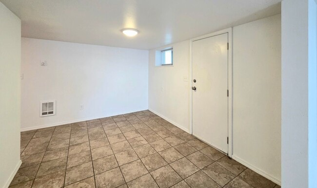 Building Photo - 1121 Monitor Ave