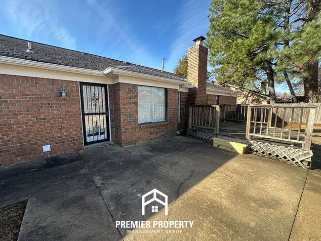 Building Photo - 3BR Home w/ Brick Fireplace, Garage & Fenced Yard in Memphis