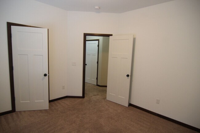 Building Photo - 4 Bedroom, 3 bath close to University