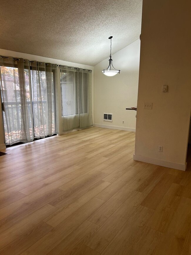 Building Photo - 2bd/1.5ba Tukwila Townhome