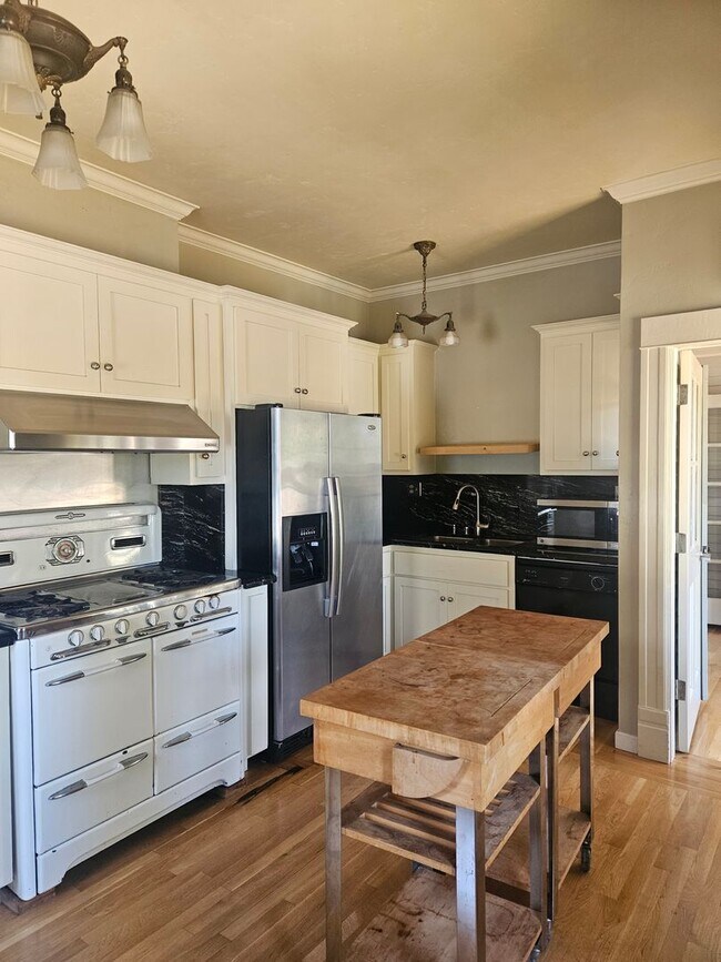 Building Photo - Beautiful 3 Bedroom 2 Bath Home in Heart o...