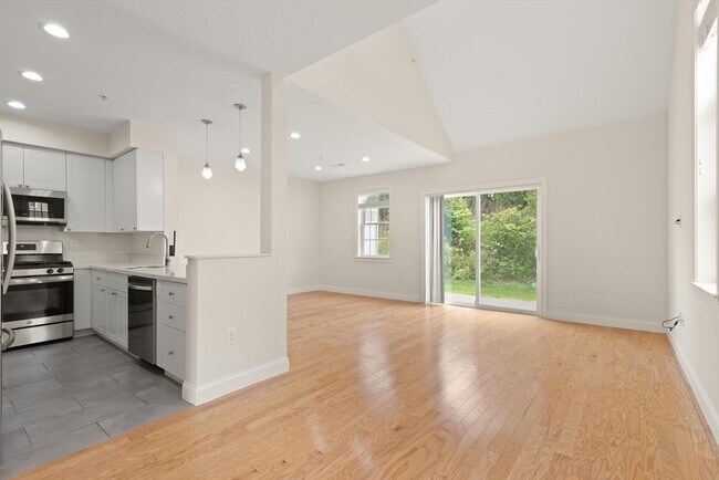 Building Photo - 70 Endicott St