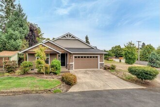 Building Photo - Move In Ready One Level Vaulted Ceiling Home Close to Pacific University!