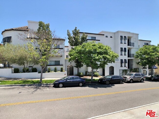 Building Photo - 10560 Santa Monica Blvd