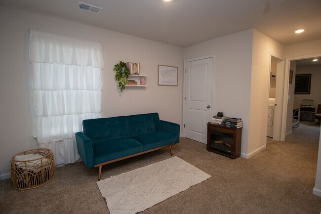 Building Photo - Stylish & Spacious Pet-Friendly Home in Bo...
