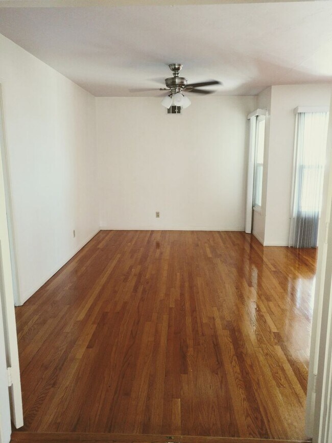 Building Photo - Built for 6 | Walk to San Diego State University | 5BR House + Yard