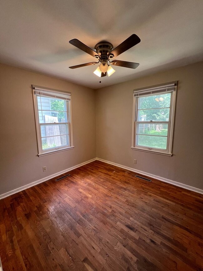 Building Photo - 3 bedroom/2 bath house close to KU with washer/dryer