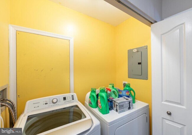 Building Photo - 1012 Foxmeadow Dr