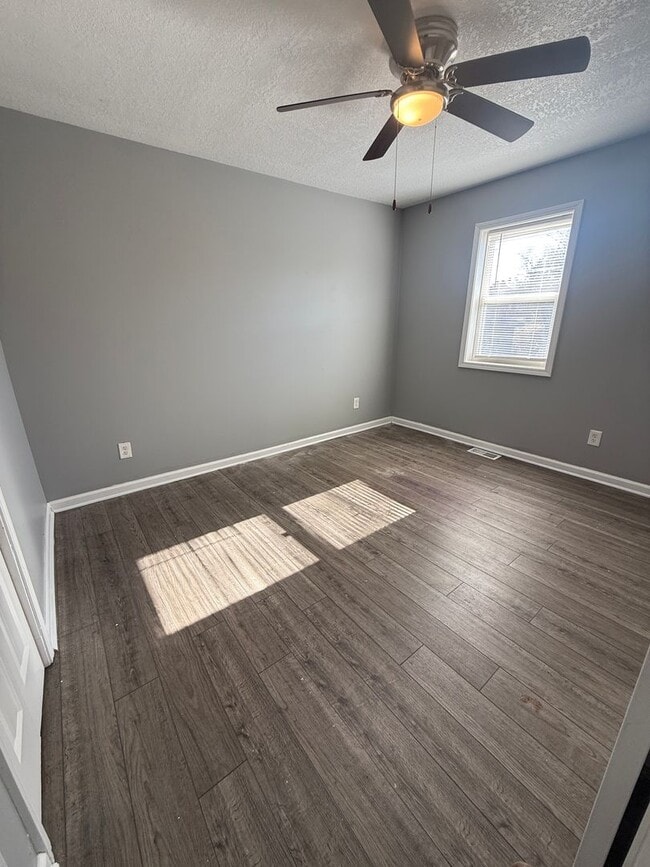 Building Photo - Spacious 2-bedroom, 1-bath home featuring all-electric utilities for efficient living!