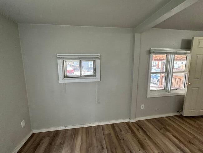 Building Photo - 1010 E 8th St