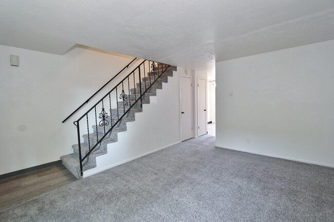 Building Photo - 804 W 7th St