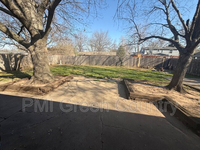 Building Photo - 316 W Austin St