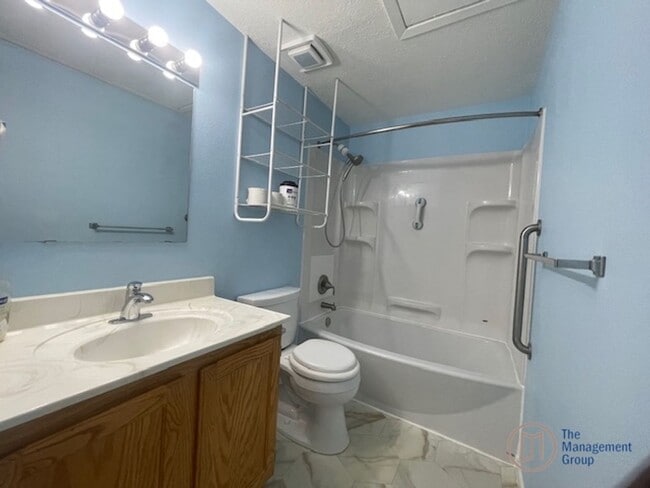 Building Photo - Springtree Condo
