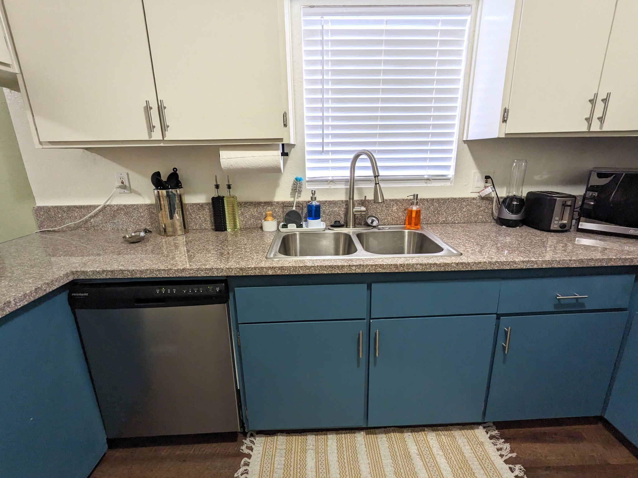 Kitchen w Dishwasher - 1634 W 104th St