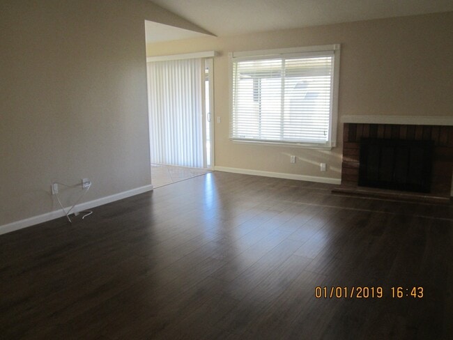 Building Photo - Immaculate 3 Bedroom With New Paint and Upgrades Throughout!
