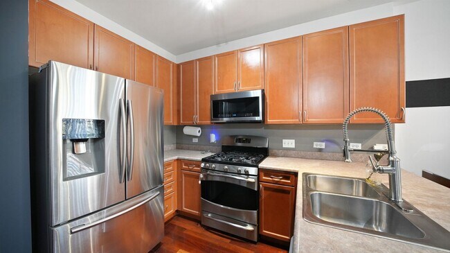 Building Photo - 510 W Elm St