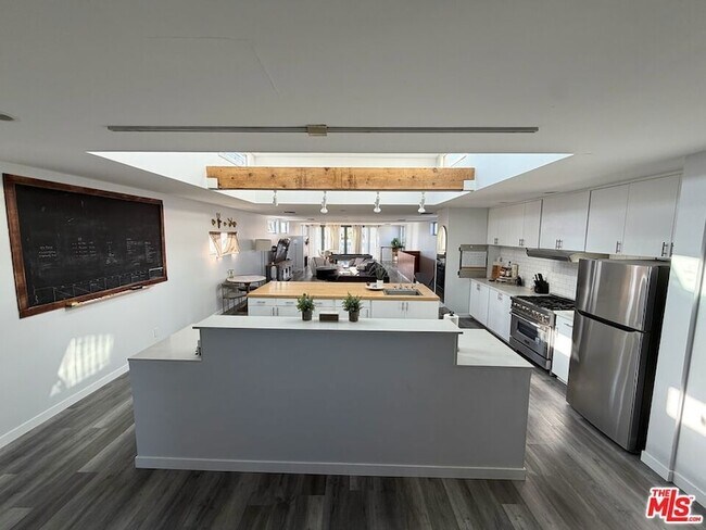 Building Photo - 46 Rose Ave