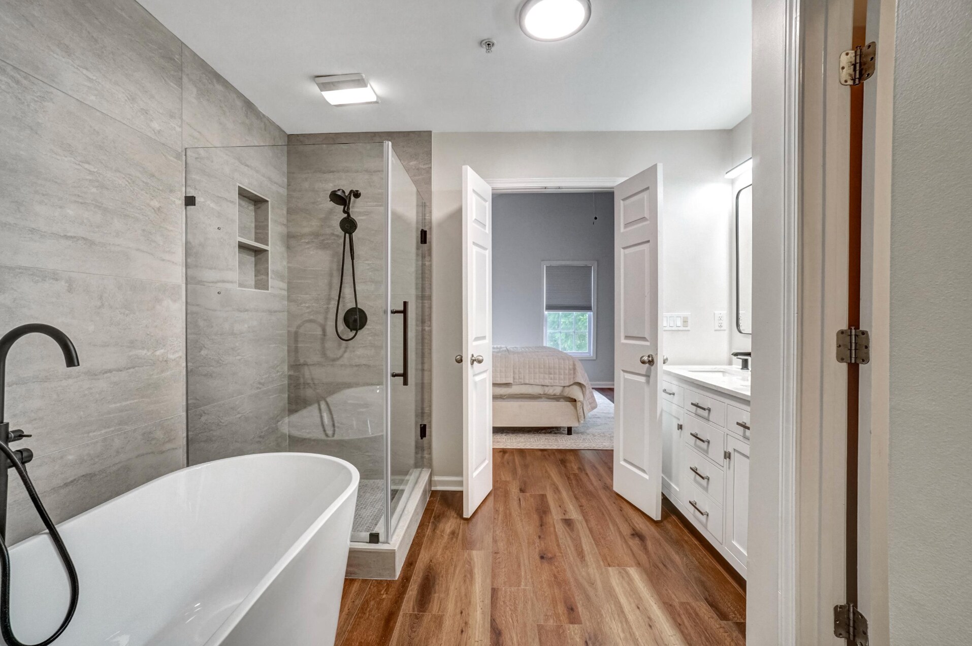 Primary Bathroom - Shower and Tub - 702 Surrey Park Pl SE