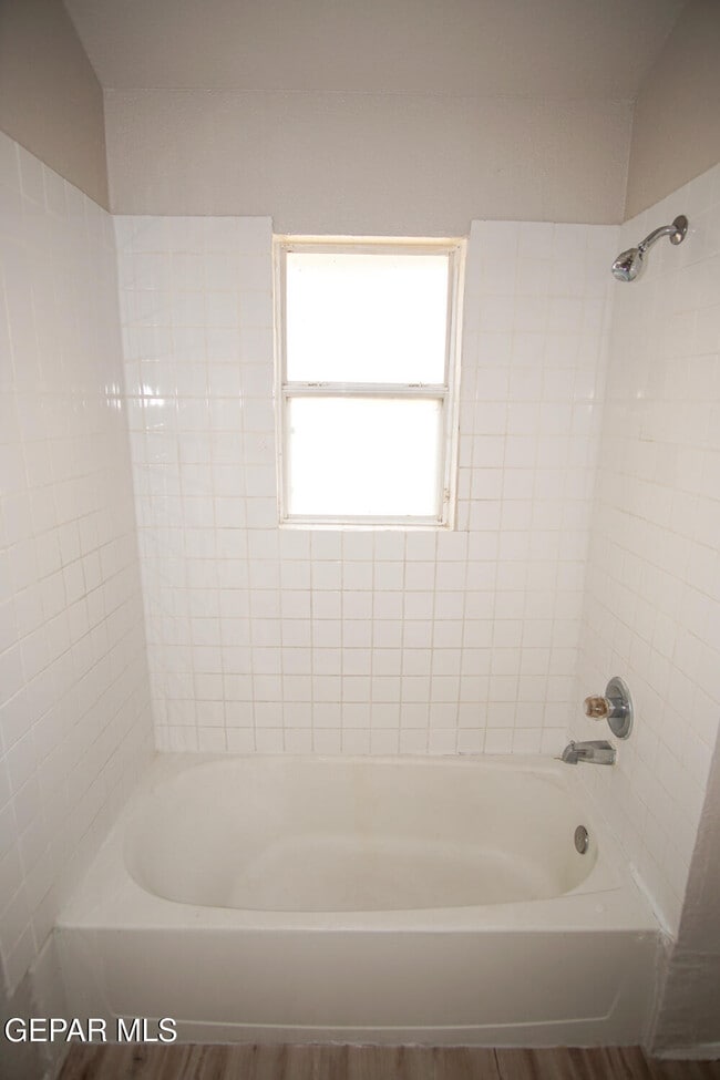 Building Photo - 10957 Chippendale Ave