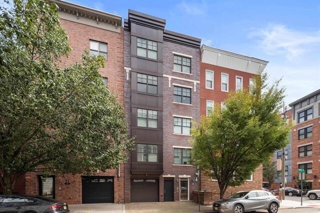 Building Photo - 703 Adams St