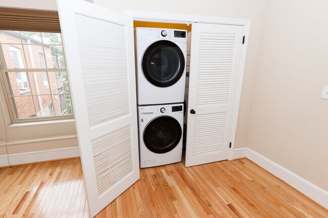 Building Photo - Large Sunny Dupont Two-Bed Condo Rental with Parking!