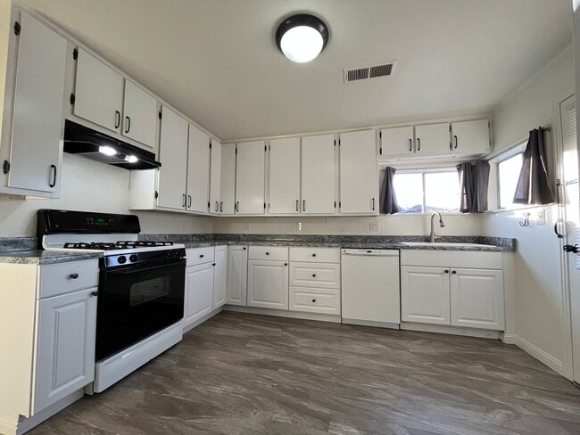 Building Photo - Pet Friendly! 2 Bed, 1 Bath Home with a Fu...