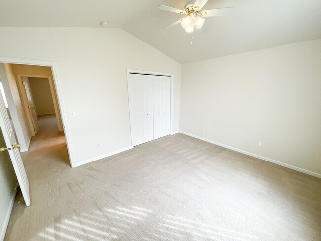 Building Photo - Spacious open floor plan in North Hills