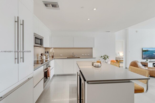 Building Photo - 88 SW 7th St