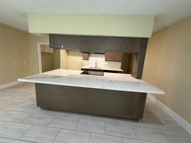 Building Photo - 2501 Maple St