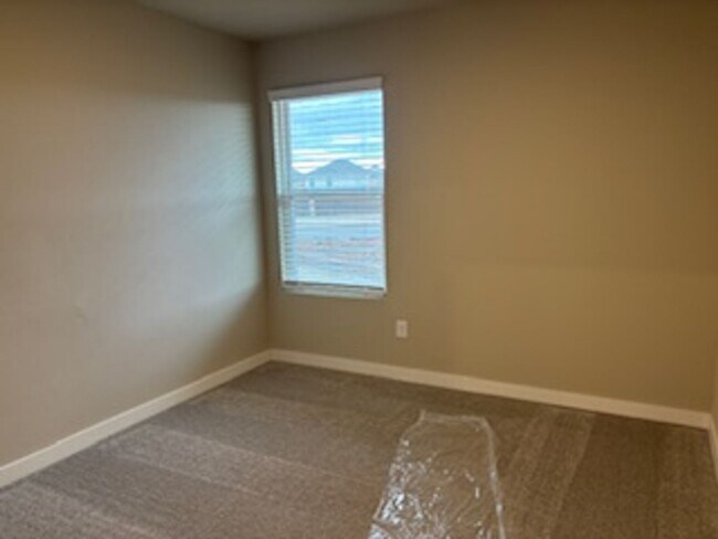 Building Photo - New Home! 1st month free!