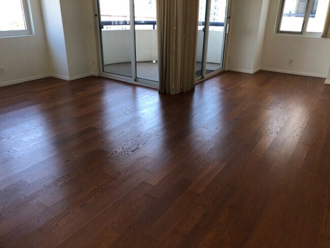 Building Photo - Large 1 bedroom 1 bath in Luxury High Rise...