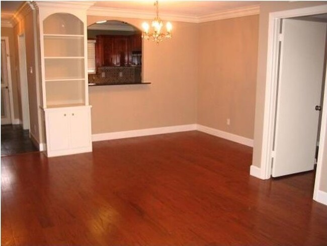 Building Photo - Check This Out