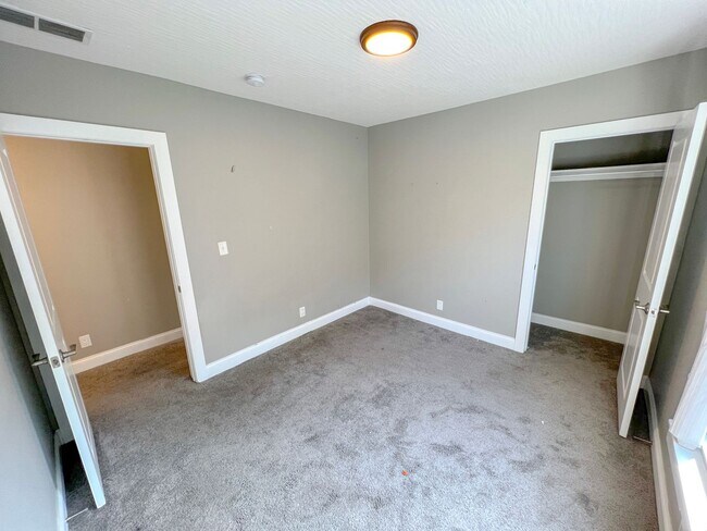 Building Photo - Modernized 2nd Floor Apartment in Franklinton – Your Urban Oasis Awaits!