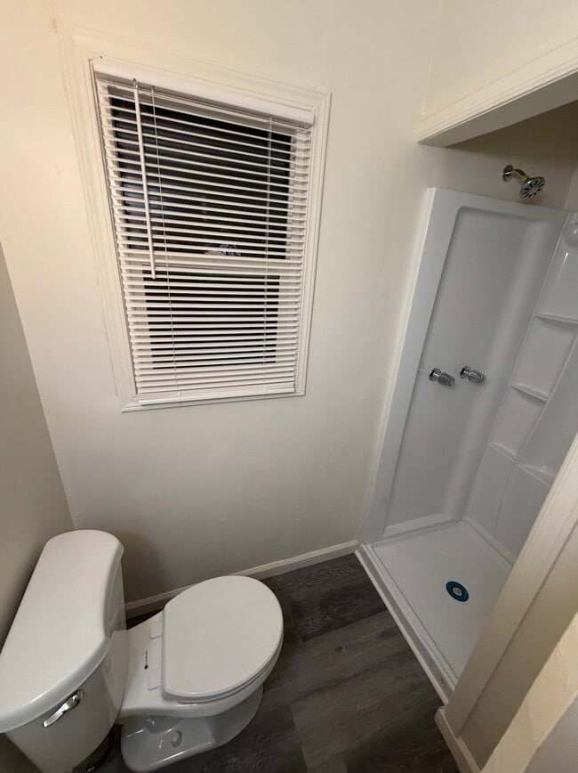 Building Photo - 826 E Rte 66