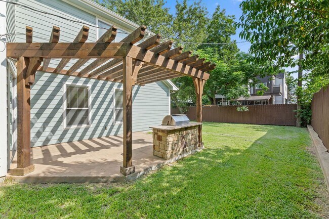 Building Photo - 401 Zennia St