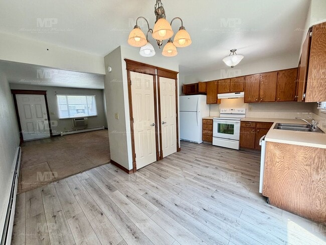 Building Photo - 1628 Azalea Dr