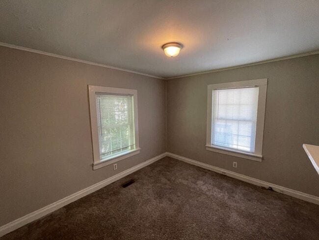 Building Photo - Freshly painted 2 bedroom 1 bath house- Pet Friendly!
