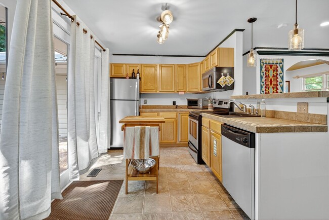 Building Photo - Fully Furnished Home with an Incredible Mi...