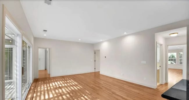 Building Photo - Spacious 4 Bed, 4 Bath Executive Home on Peaceful Cul-de-Sac!