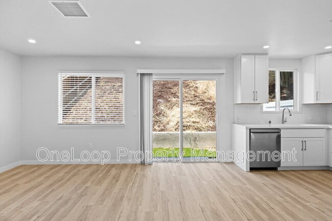 Building Photo - 6256 E Lake Dr