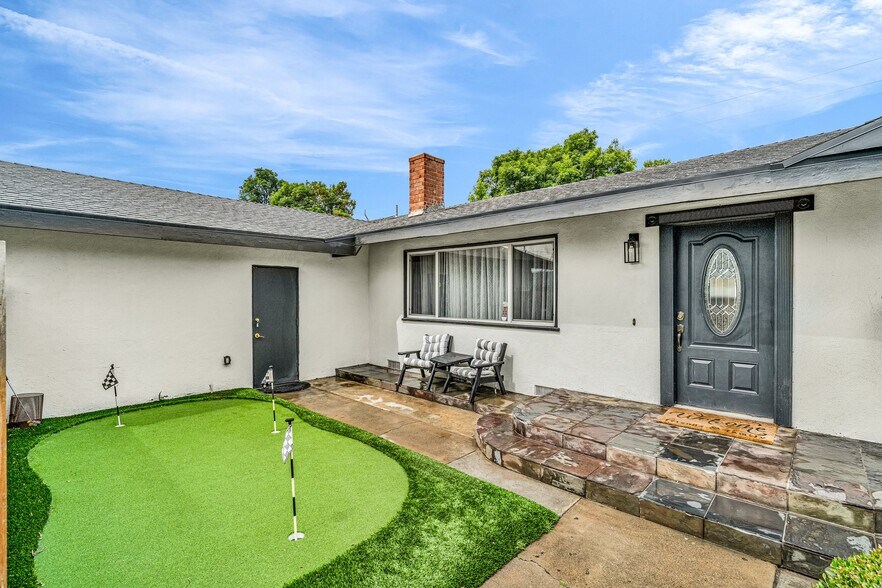 Putting Green - 1880 N Greengrove St