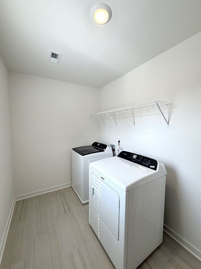 Building Photo - 2372 Meadowwood Dr