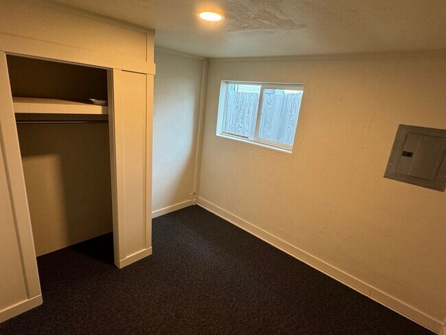 Building Photo - 2 Bedroom Apartment in Camellia Park
