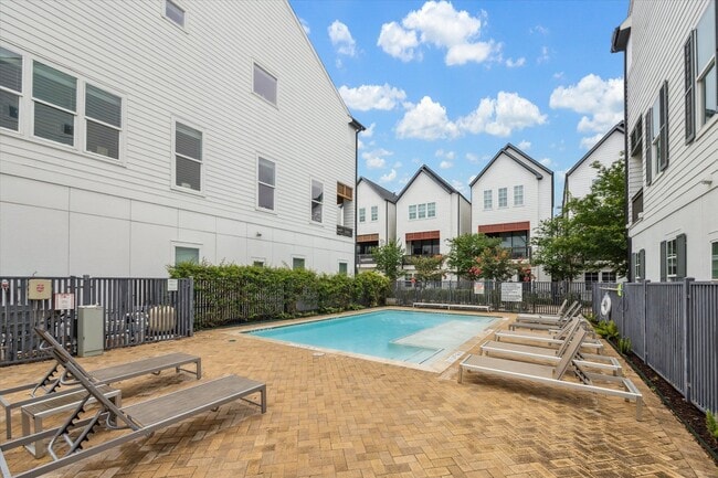 Building Photo - 3302 W 12th St