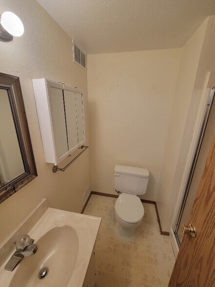 Building Photo - 3449 Queen Anne Way