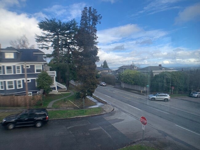 Building Photo - 621 23rd Ave E