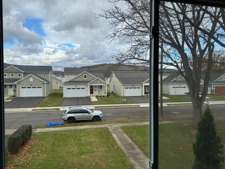 Building Photo - 142 Cayuta St