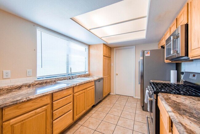 Building Photo - Three Bedroom Two Bath NE Heights