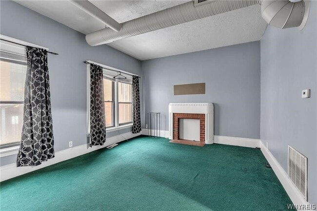 Building Photo - 946 Main St